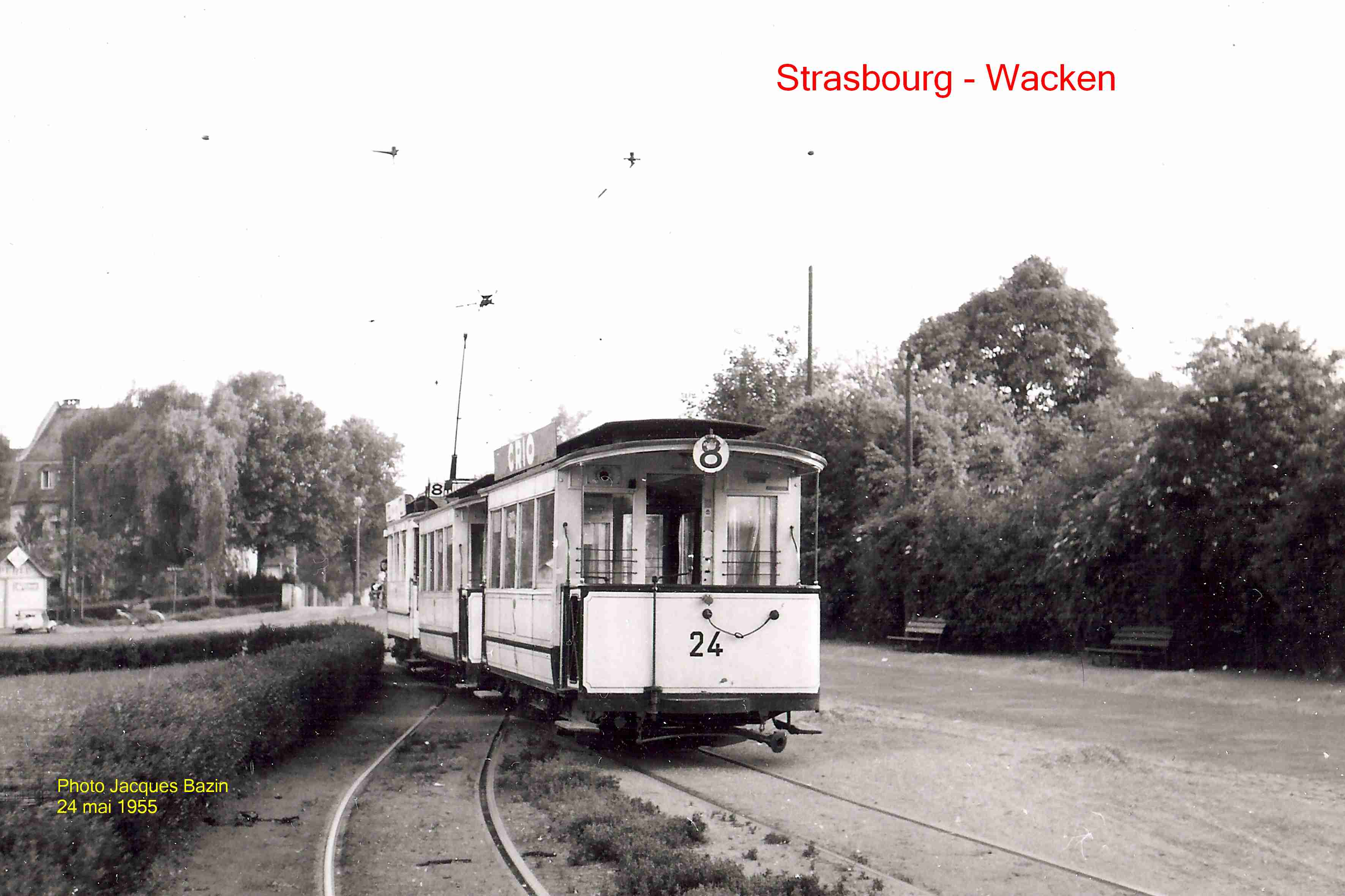 Une motrice et deux remorques stationnent au terminus du Wacken.